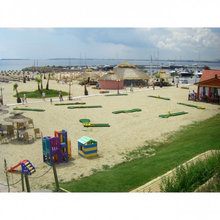 Teren de minigolf cu 18 găuri