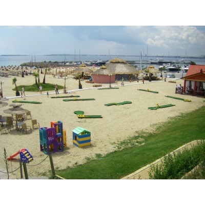 Teren de minigolf cu 18 găuri
